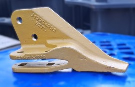 Ząb boczny lewy do łyżki Komatsu WB93; WB97 - E27L